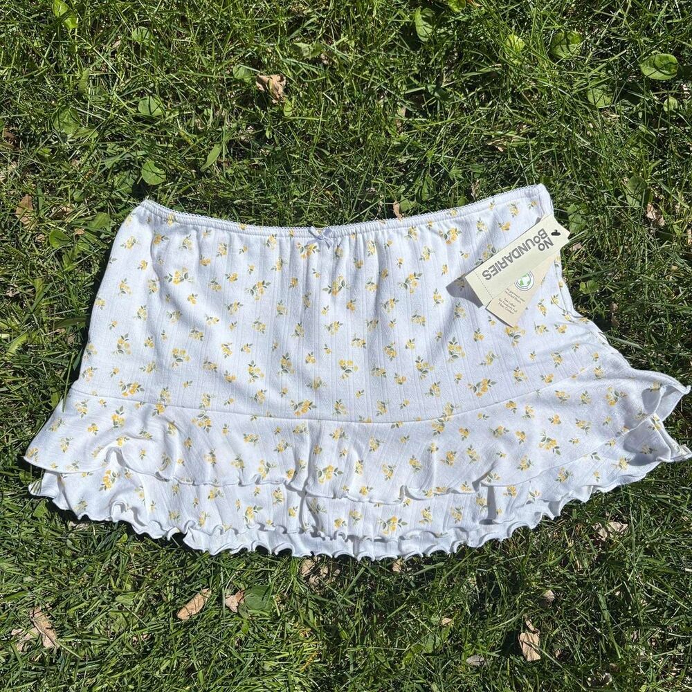 NWT No Boundaries White Ditsy Floral y2K Ruffled Skort Size Large
